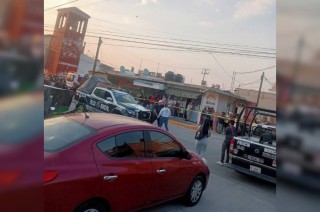 Elementos de la policía municipal acordonaron la zona donde un hombre y su hijo fueron asesinados a tiros.