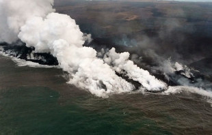 Bomba de lava deja 23 heridos tras impactar con barco turístico en Hawai