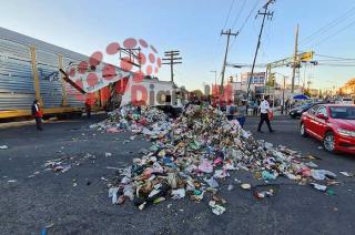 #Video ¡Alerta! Hartos por falta de pago, tiran basura en calles de Toluca y Palacio de gobierno
