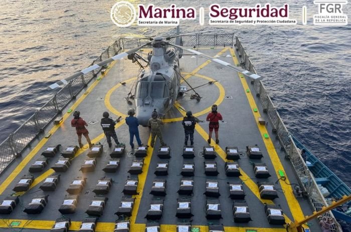 La mercancía asegurada por la Secretaría de Marina consistía en 46 bultos con aproximadamente mil 268 kilogramos de presunta cocaína.