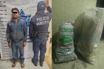 La Policía Municipal aseguró a una persona sorprendida tirando basura en la cabecera municipal; autoridades advierten que continuarán los operativos y sanciones.