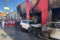 Vista del incendio en la tienda Waldos en el centro de Hermosillo