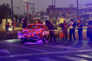 El Nissan Tsuru quedó incrustado en la parte trasera del camión de carga tras el impacto