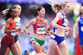 La fondista mexicana llega como la principal favorita gracias a su récord latinoamericano y buscará darle a México una de las primeras medallas del atletismo.
