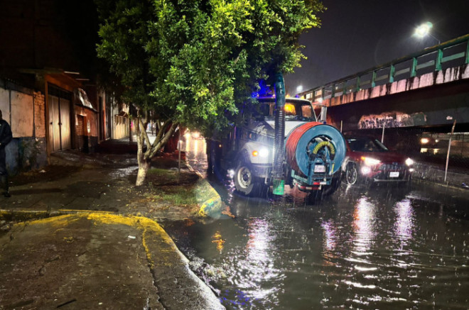 Camión para destapar coladeras y prevenir encharcamientos