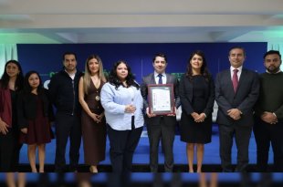 Alfonso Malpica Olvera, vicerrector de la Universidad Multicultural CUDEC, recibió el documento que acredita la certificación internacional ISO 9001:2015 para la institución.