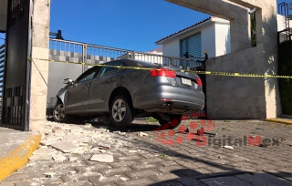 Metepec: muere mujer que viajaba de copiloto al chocar el auto contra puerta de residencial