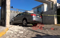 Metepec: muere mujer que viajaba de copiloto al chocar el auto contra puerta de residencial