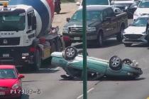 Un Nissan tipo Tsuru tuvo una falla mecánica al circular sobre el carril de alta velocidad.