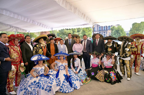 Comparseros del oriente mexiquense se presentaron en el Congreso del Estado de México para respaldar la iniciativa que busca declarar el Día de la Comparsa Mexiquense.