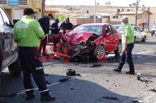 El Volkswagen color rojo quedó destrozado