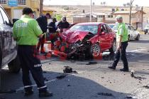 El Volkswagen color rojo quedó destrozado