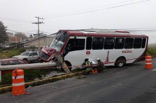 La unidad siniestrada fue remolcada por una grúa para facilitar las labores de investigación y deslindar responsabilidades.