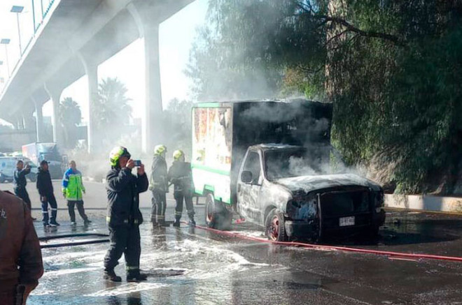 El incidente provocó reducción de carriles y tránsito lento en la zona, mientras las autoridades realizan labores para retirar la unidad siniestrada y normalizar la circulación.