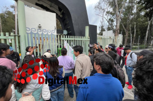 Alumnos piden regresar a clases en la Facultad de Ciencias Políticas y Sociales de la UAEMéx
