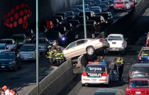 Mujer pierde el control de su auto y choca en Paseo Tollocan