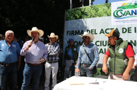 Marco Antonio Díaz Juárez durante la firma del Acta de Integración del Comité Ciudadano de Vigilancia Ambiental Nevado de Toluca