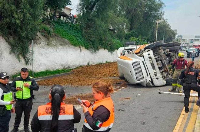 Video: Vuelca tráiler con abono orgánico y provoca cierre total en la México-Pachuca