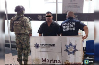 La detención ocurrió tras un operativo en la colonia La Laguna Chiconautla, donde portaba armas de fuego, incluyendo una de uso exclusivo militar.