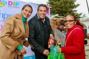 Abuzeid Lozano Castañeda, presidente municipal de Ixtlahuaca, entrega apoyo a familias.