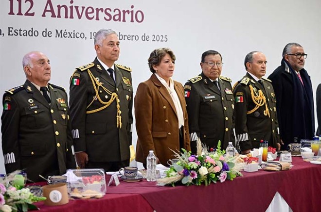 Gómez Álvarez entregó reconocimiento a destacados integrantes de la Fuerzas Armadas.