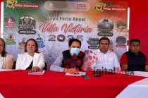 El presidente de Villa Victoria, Mario Santana Carbajal, anuncia detalles de la Expo Feria 2025 en conferencia de prensa.