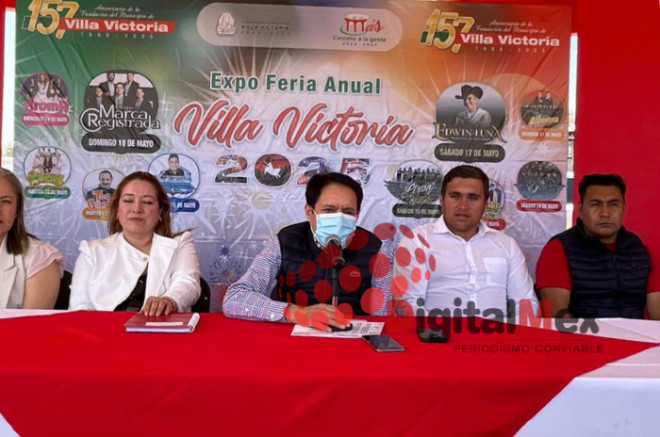 El presidente de Villa Victoria, Mario Santana Carbajal, anuncia detalles de la Expo Feria 2025 en conferencia de prensa.
