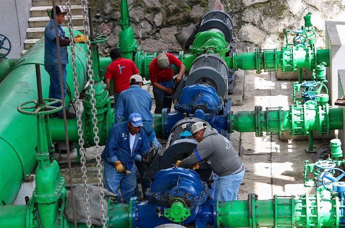La CAEM habilitó durante la noche un equipo auxiliar que permite suministrar aproximadamente 120 litros de agua por segundo en Toluca.