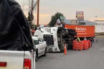 Tráiler vuelca en la México-Pachuca