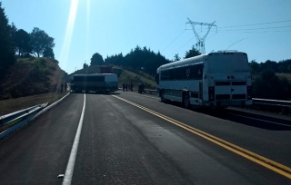 Campesinos bloquean carretera; exigen indemnización por sus tierras