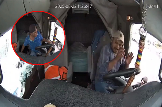 Momento en que los delincuentes obligan al chofer a descender del tráiler