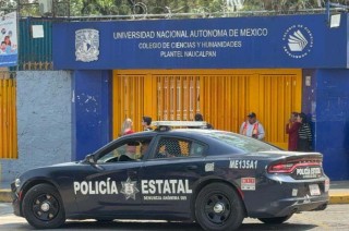 El joven agresor fue detenido, mientras que el docente fue trasladado a un hospital con lesiones en un brazo y el cuello.