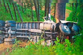 El chofer fue trasladado al hospital donde lo reportaron como grave.