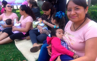 Celebran &quot;Tetadas&quot; en el Monumento a la Madre