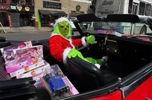 Jorge Trujano, disfrazado del &quot;Grinch&quot;, recorrió las calles principales del municipio con un costal lleno de regalos