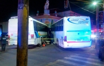 Un muerto y nueve heridos en choque de camiones en el centro de Texcoco