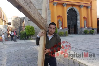 Jesús, de 35 años, se prepara física y mentalmente, pues dice que no solo es la carga física, sino la carga simbólica...