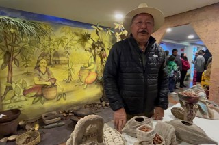 Fernando ha logrado concentrar unas 50 piezas representativas de la siembra y producción del cacao en las antiguas culturas.