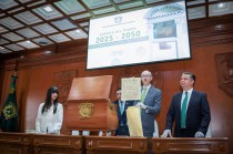 Entre los objetos de esta segunda cápsula se encuentran: el Plan Rector de Desarrollo Institucional 2021-2025, escudo de la UAEMéx en placa de aluminio, letreros y pines “Somos UAEMéx”, entre otras.