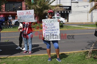 Militantes de Morena, del municipio de Otumba protestan frente a las instalaciones del IEEM