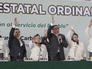 Gafetes en alto a favor de la realización del Consejo Extraordinario