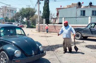 El constante tránsito vehicular provoca graves daños en el pavimento asfáltico.