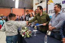 El Senador entregó kits escolares para este regreso a clases.