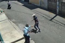 En las imágenes, se observa cómo el hombre reacciona rápidamente y persigue a uno de los agresores con un machete, mientras el otro huye en el vehículo.