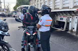 Policía de Toluca revisa documentación de motociclistas durante operativo del programa Moto Segura, garantizando el cumplimiento de la normativa vial.