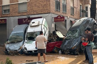 Los equipos de emergencia continúan trabajando para rescatar a quienes aún se encuentran atrapados 