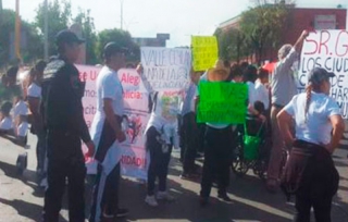 Bloquean vías ante falta de seguridad en Tlalnepantla