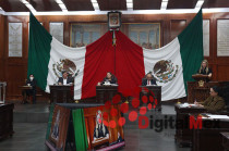 La diputada Jennifer González López dio lectura al decreto de reforma constitucional durante la sesión de la Diputación Permanente del Congreso del Estado de México.