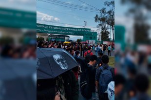Estudiantes del TESE cerraron Avenida Central para protestar por el incremento en las cuotas de inscripción y el despido de profesores.