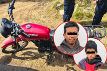 Posteriormente, conforme a protocolo, los elementos realizaron una inspección preventiva, en la que localizaron un arma de fuego. Al lugar arribó la denunciante, quien reconoció plenamente a sus posibles agresores.